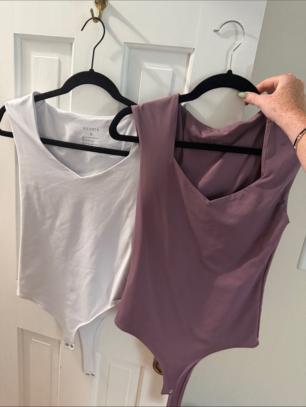 ReoRia V-Neck Sleeveless Bodysuit in Mauve and White